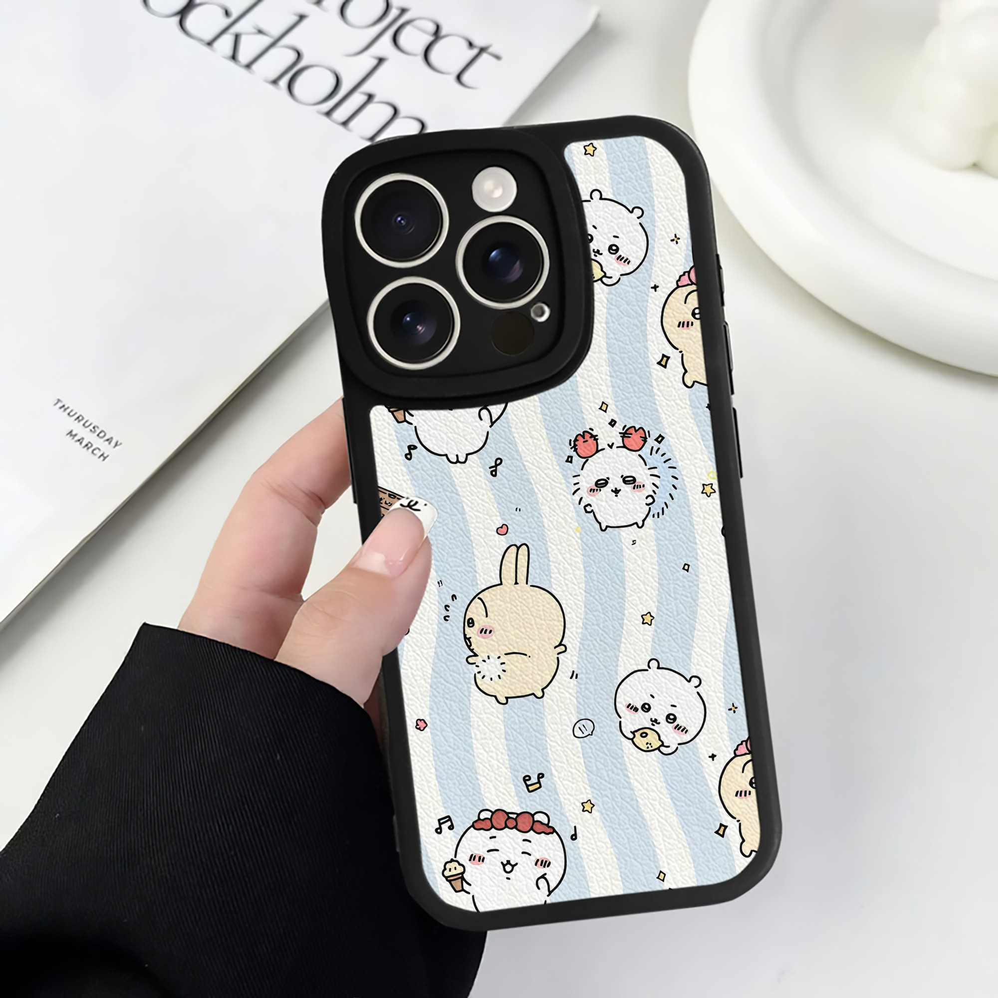 （画像用） ちいかわ Chii-kawa 【iPhone 16シリーズ対応】シリコンスマホケース（レザー調） 材質：シリコン